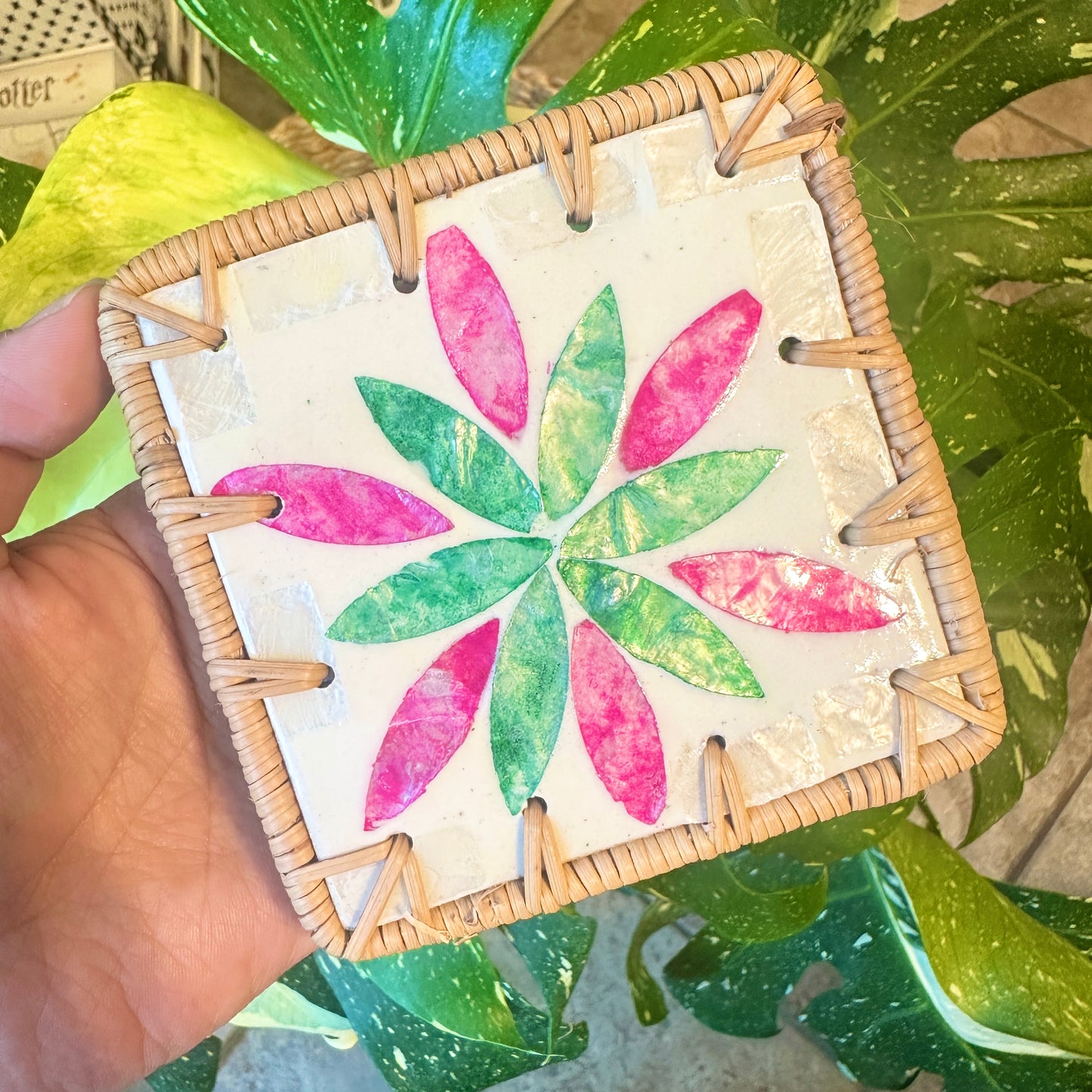 Set of 4 random color Handcrafted Resin & Rattan Coaster Set - Decorative Drink Mats for Tea Cups