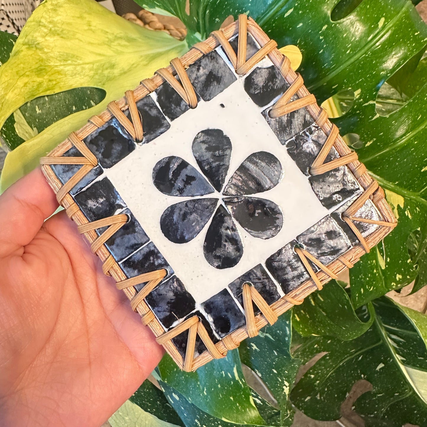 Set of 4 random color Handcrafted Resin & Rattan Coaster Set - Decorative Drink Mats for Tea Cups