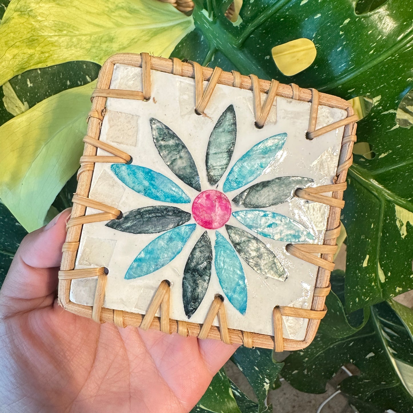 Set of 4 random color Handcrafted Resin & Rattan Coaster Set - Decorative Drink Mats for Tea Cups