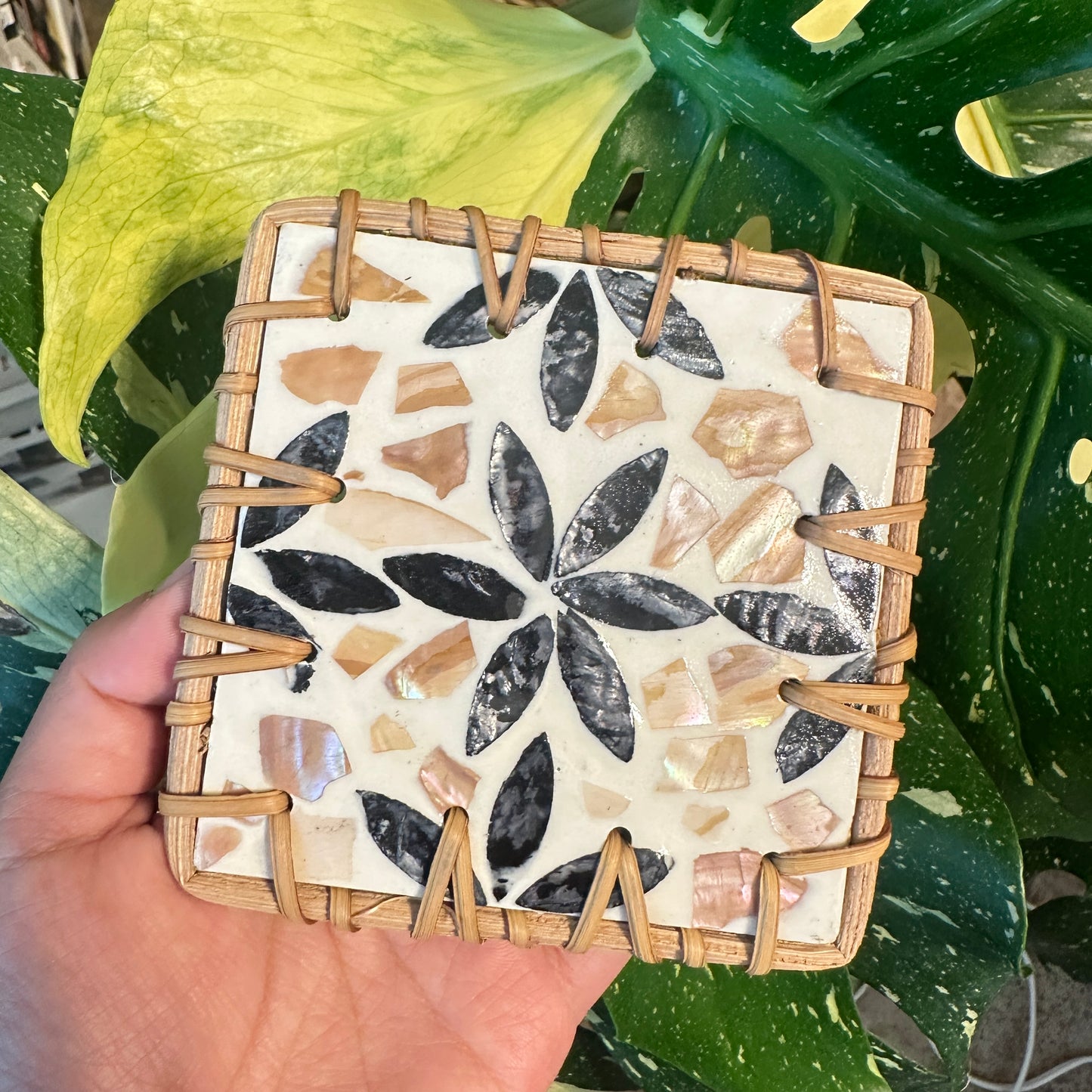 Set of 4 random color Handcrafted Resin & Rattan Coaster Set - Decorative Drink Mats for Tea Cups