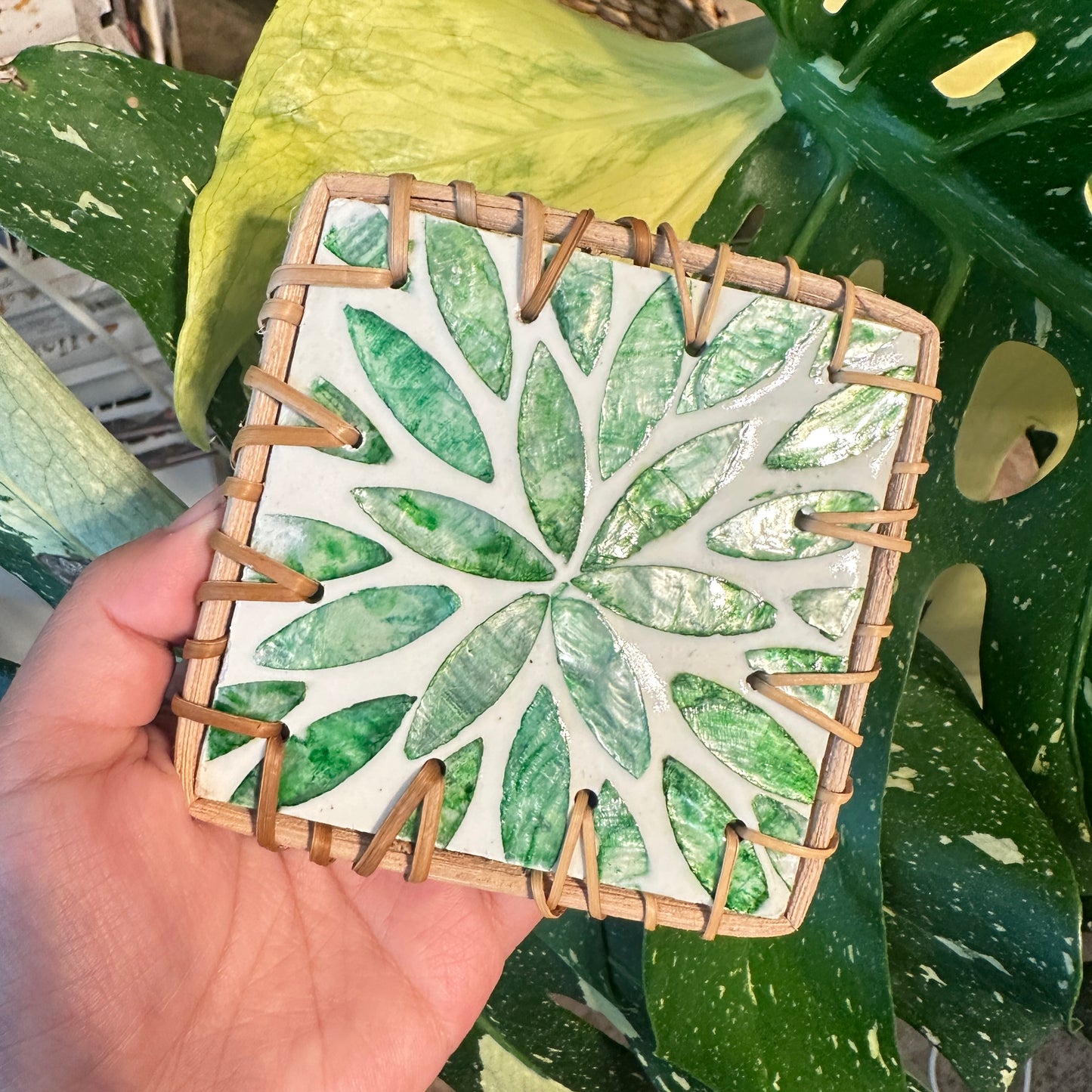 Set of 4 random color Handcrafted Resin & Rattan Coaster Set - Decorative Drink Mats for Tea Cups