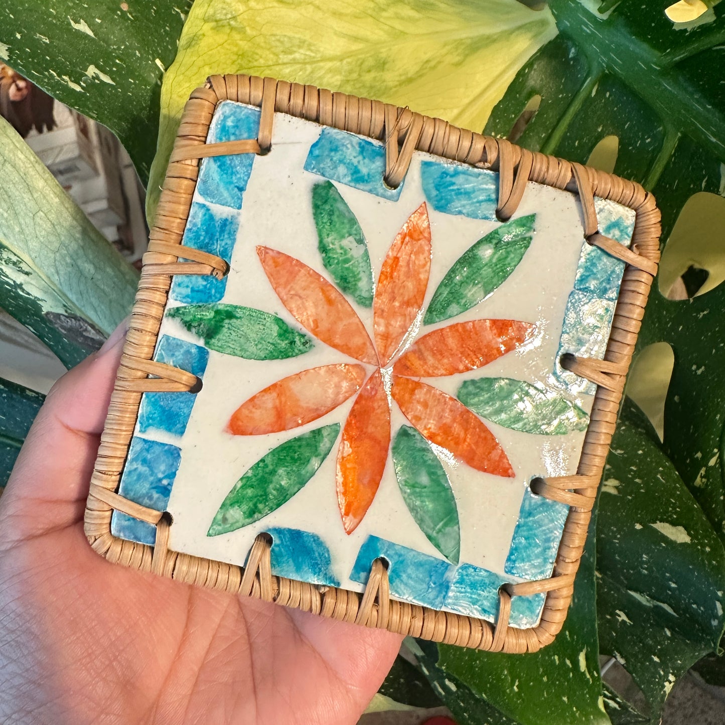 Set of 4 random color Handcrafted Resin & Rattan Coaster Set - Decorative Drink Mats for Tea Cups