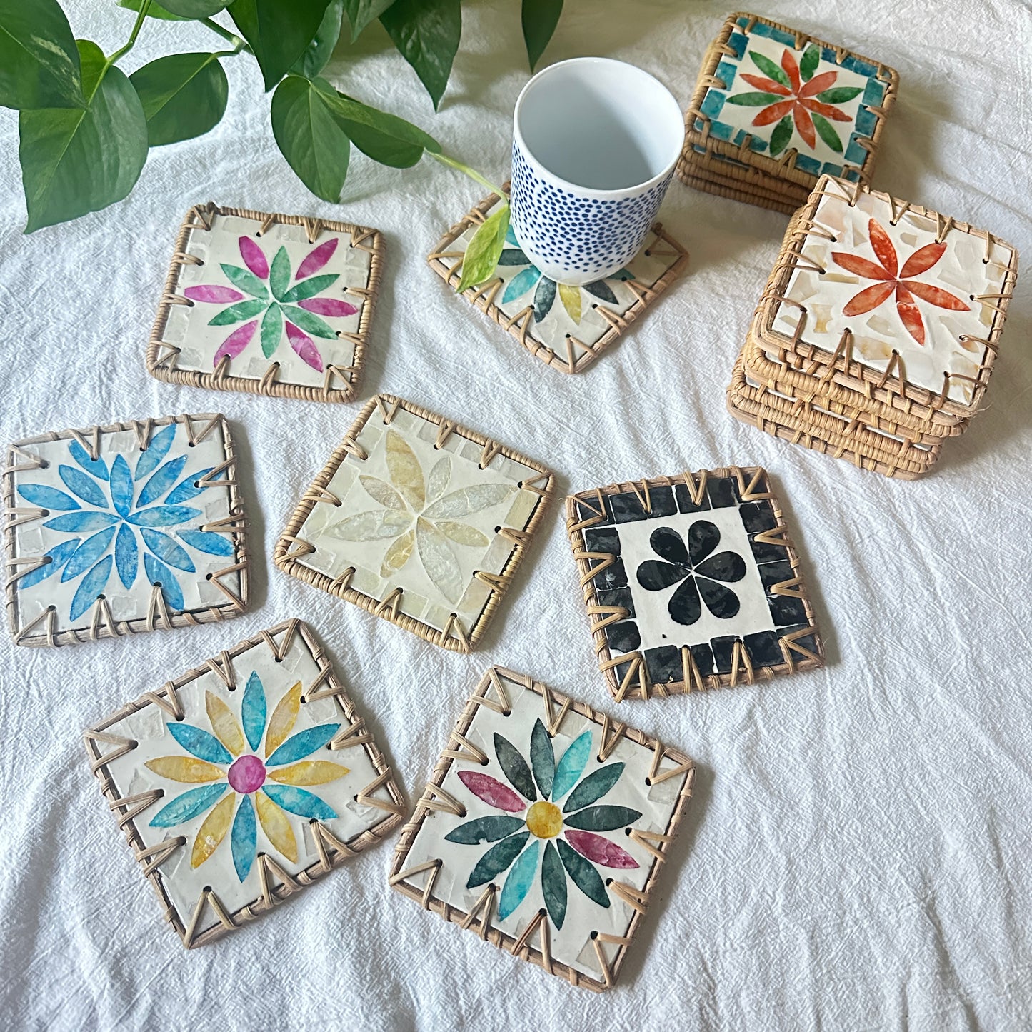 Set of 4 random color Handcrafted Resin & Rattan Coaster Set - Decorative Drink Mats for Tea Cups
